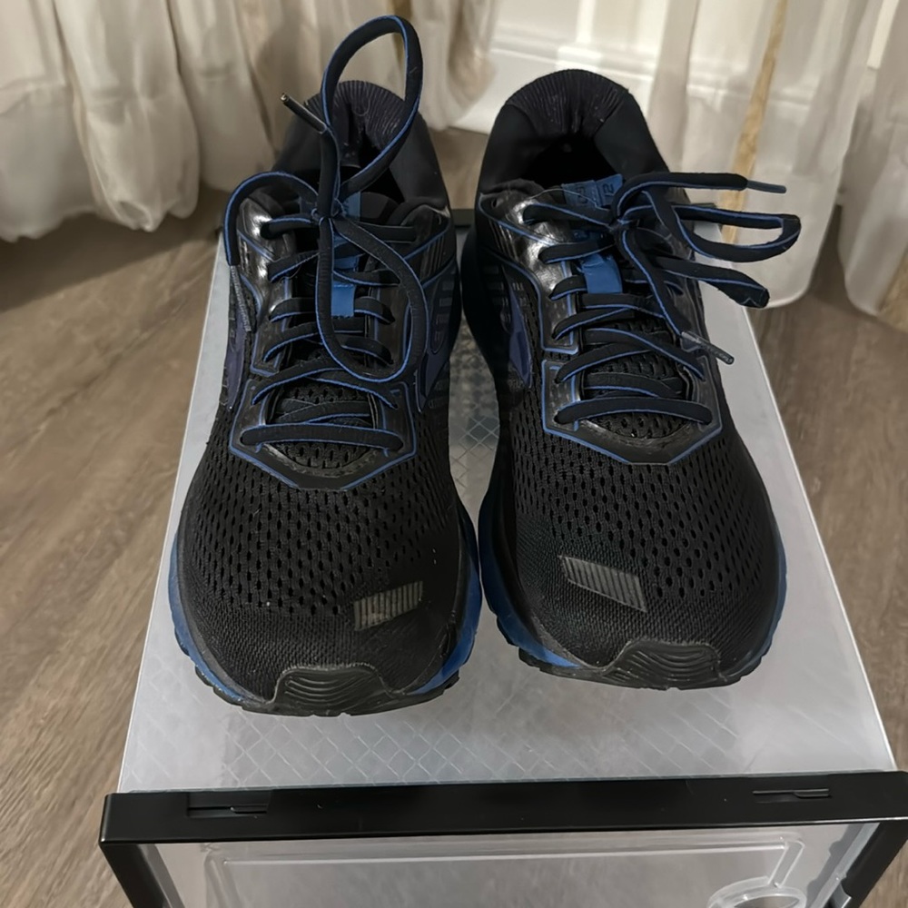 Brooks Ghost 12. Size 9.5. Lightly worn